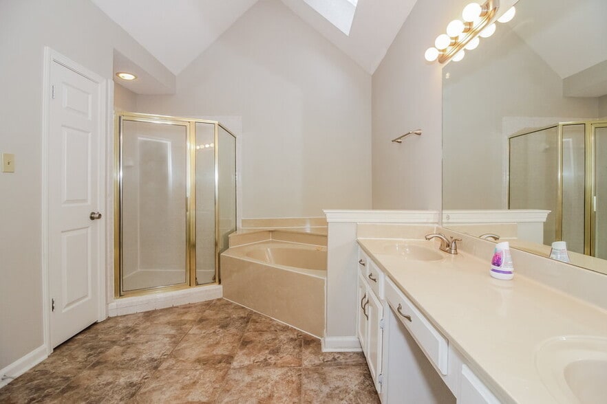 Building Photo - 405 Locust Grove Dr