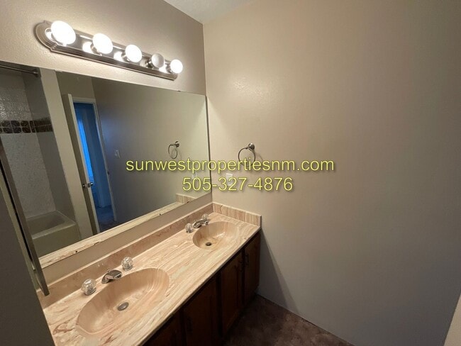 Building Photo - 2 Bedroom, 1.5 Bathroom with Garage