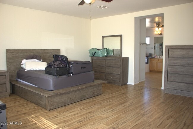 Building Photo - 1433 W Longhorn Dr