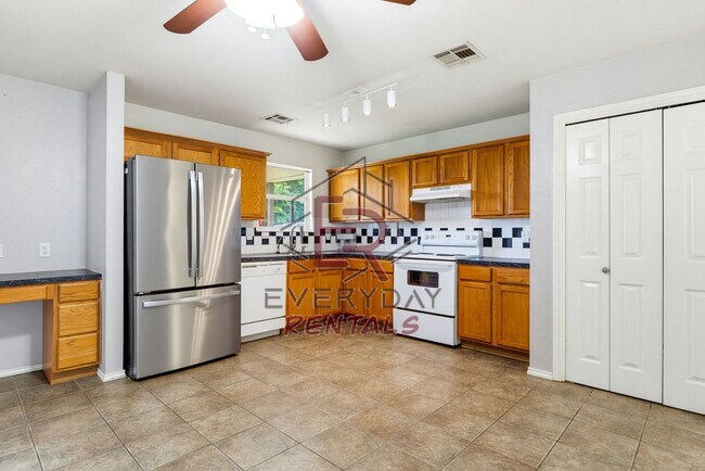 Building Photo - Beautiful 3 Bedroom, 2 bathroom!