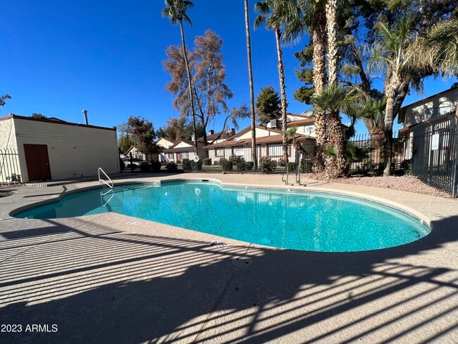 Building Photo - 860 E Brown Rd