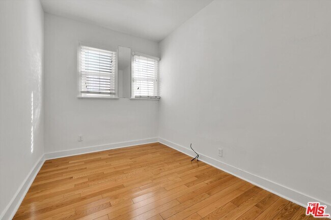 Building Photo - 858 1/2 S Gramercy Pl