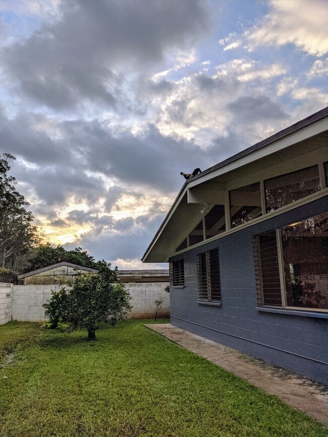Building Photo - Country living in the City - Huge bonus room, entertainment deck, covered lanai and lots of storage.