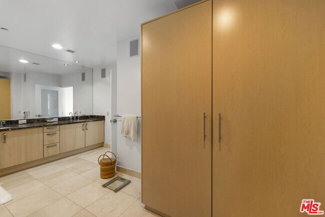 Building Photo - 13650 Marina Pointe Dr