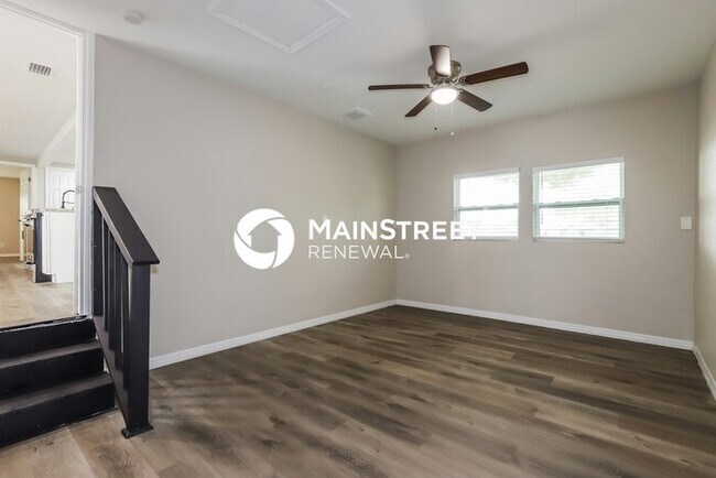 Building Photo - 3 Bedroom Pet-Friendly Home in ST PETERSBURG, FL with Main Street Renewal