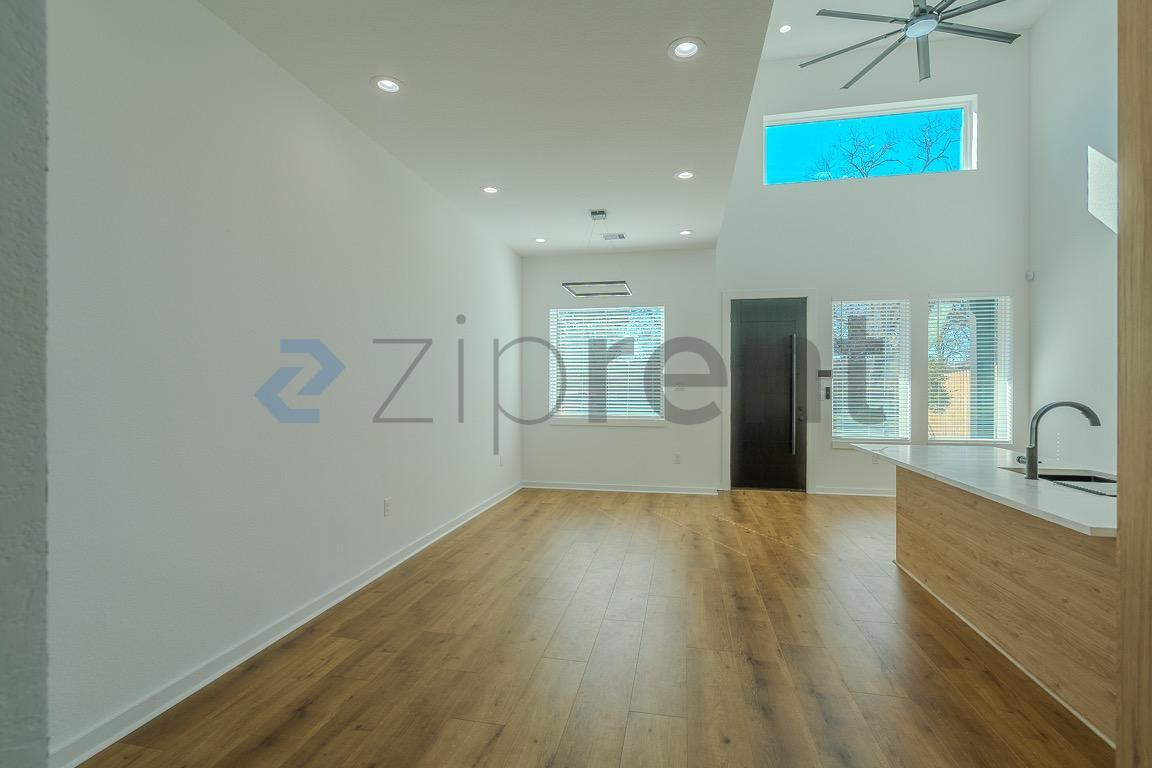 Building Photo - Unit A