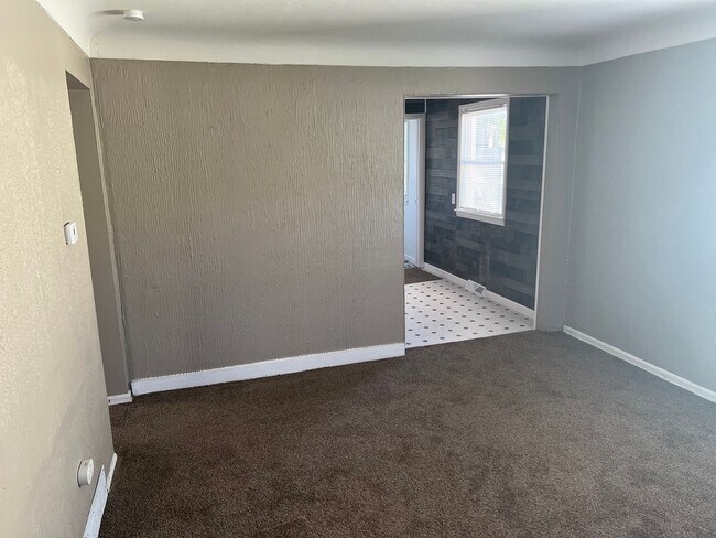 Building Photo - 2-bedroom, newly remodeled home on Flint's Southwest side.