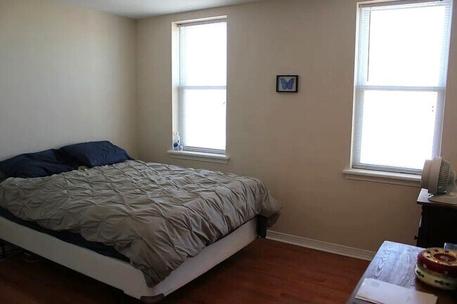 Building Photo - Gorgeous 2-Bedroom Townhome in the Heart o...