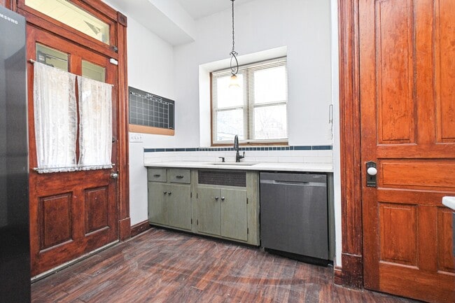 Building Photo - 735 Considine Ave