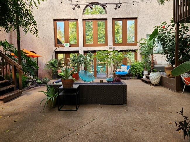 Building Photo - 706 E Stuart St