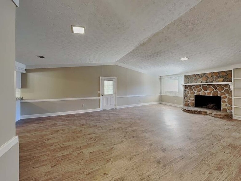 Building Photo - 1694 Webb Gin House Rd