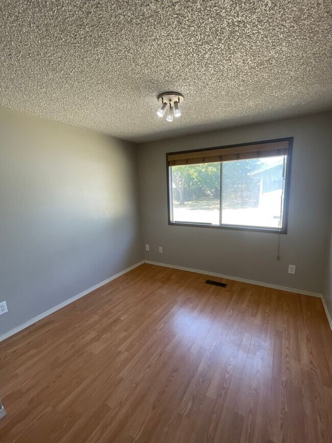 Building Photo - 770 W Airway Rd