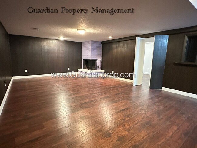 Building Photo - Burnsville Single Family Home, 2 Car Garage, Large Sun Room, Fireplace, Deck