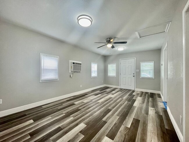 Building Photo - 2 Bedroom - New & Improved - Centrally Loc...