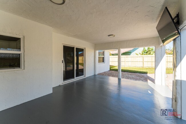 Building Photo - Beautifully renovated Tequesta POOL home 3...