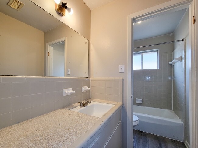 Building Photo - 2114 Yorktown Ct N
