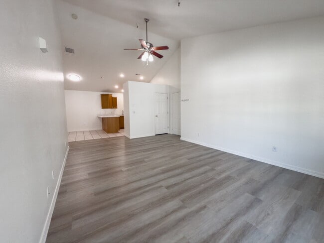 Building Photo - Spacious, NEWLY RENOVATED 3-Bedroom, 2-Bathroom Condo in Bountiful!