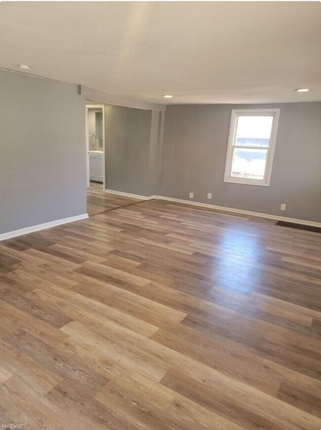 Building Photo - 2 bedroom with amazing yard!