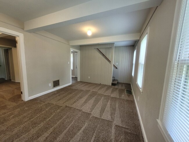 Building Photo - 2 bedroom, 1.5 bathroom home with detached...