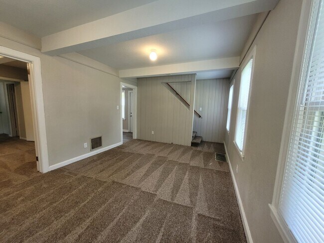 Building Photo - 2 bedroom, 1.5 bathroom home with detached garage!
