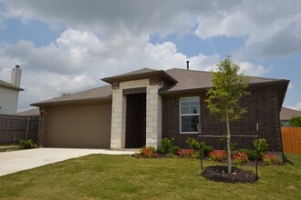 Building Photo - Updated Home in Pioneer Crossing! Available for July!