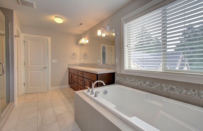 Building Photo - STUNNING CAMAS NORTH HILLS 4 BR, 3.5 BATH HOME~ CAMAS SCHOOLS~ PET FRIENDLY!