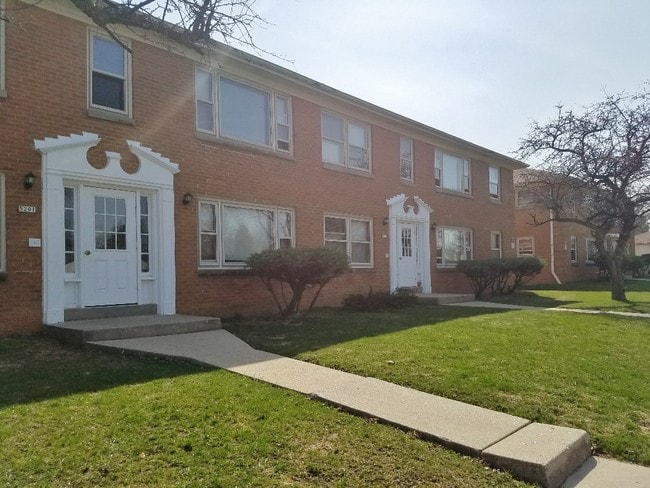 Building Photo - 5201 W Howard Ave