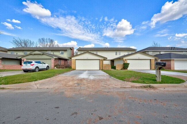 Building Photo - 3 bedroom 2.5 bath - NW Highway and Rockwell