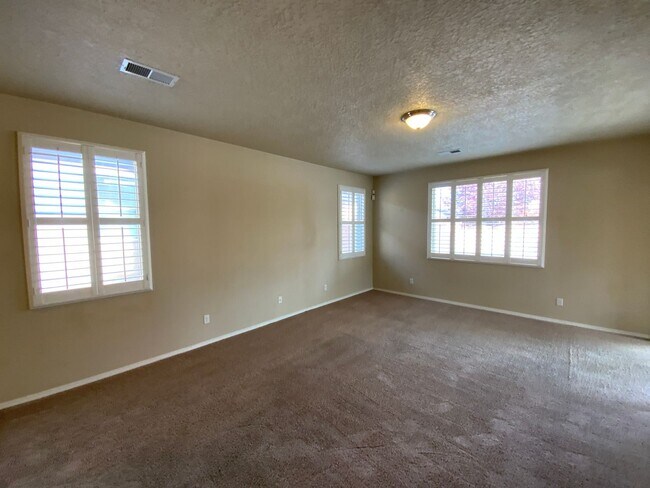 Building Photo - 3 Bedroom Home Available Near Unser Blvd NW & Rainbow Blvd NW!