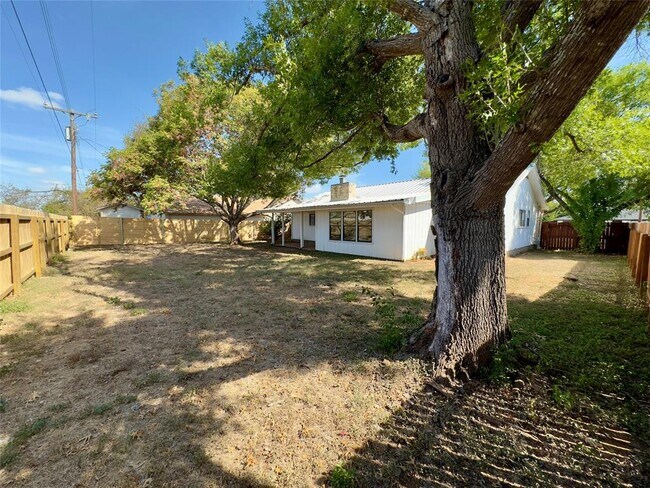 Building Photo - 2110 Meadow Brook Dr