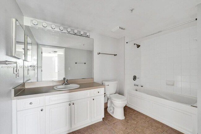 Building Photo - 520 SE 5 Ave