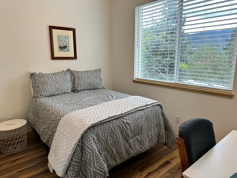 Bedroom 2 is fully furnished - 1615 Virginia Ln