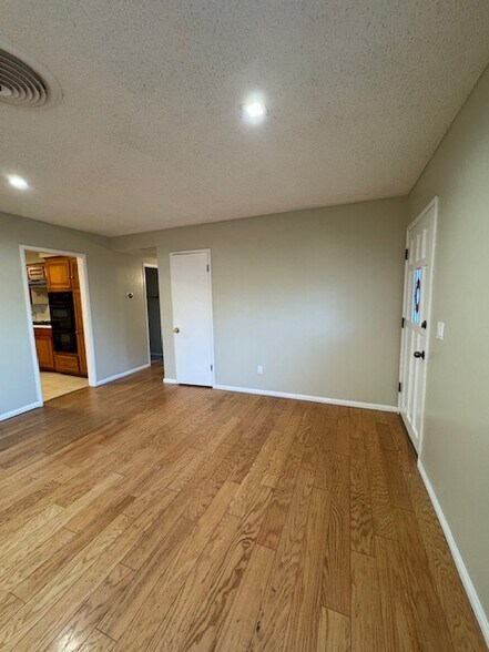 Building Photo - 16416 Rayen St