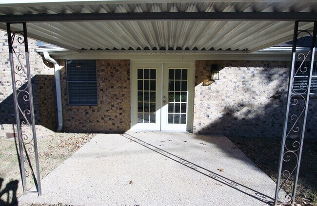 Building Photo - Available Now: Stunning 4-bedroom, 2-bath ...