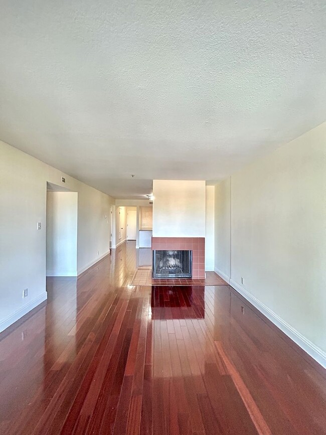 Building Photo - First-Floor 2-bedroom/2-bathroom Condo In San Carlos Available Now!