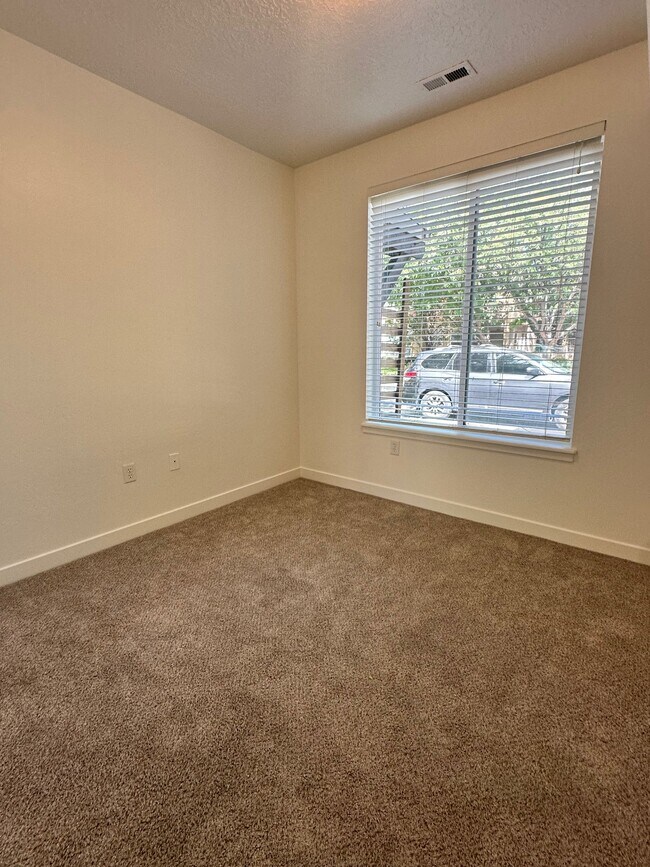 Building Photo - 11303 S River Heights Dr