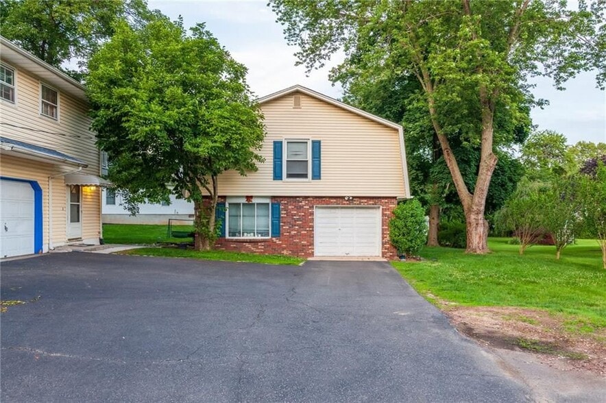 Front of the House - 368B Summerhill Rd