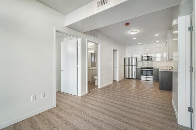 Building Photo - New Contemporary Sunny Apartment With Views