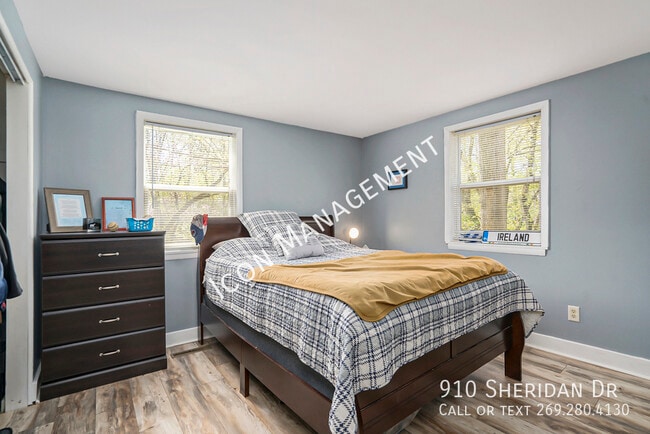 Building Photo - 910 Sheridan Dr