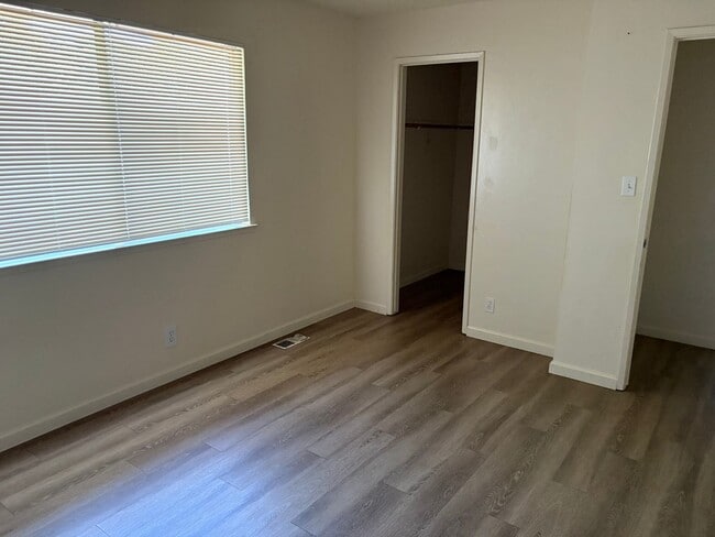 Building Photo - Beautifully maintained 2 bedroom condo
