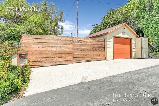 Building Photo - 2021 Park Dr