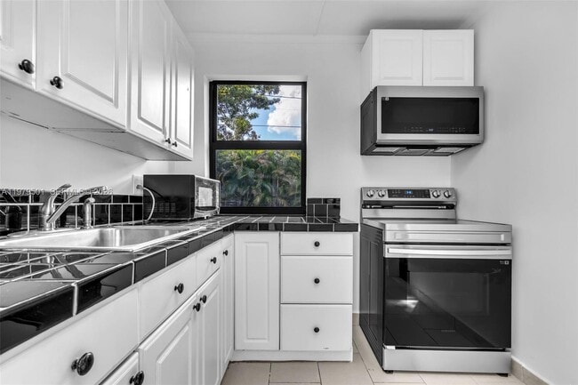 Building Photo - 130 SW 31st Ct