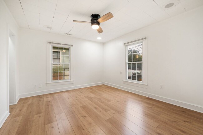 Building Photo - 3be/2ba Premium House Round the Corner fro...