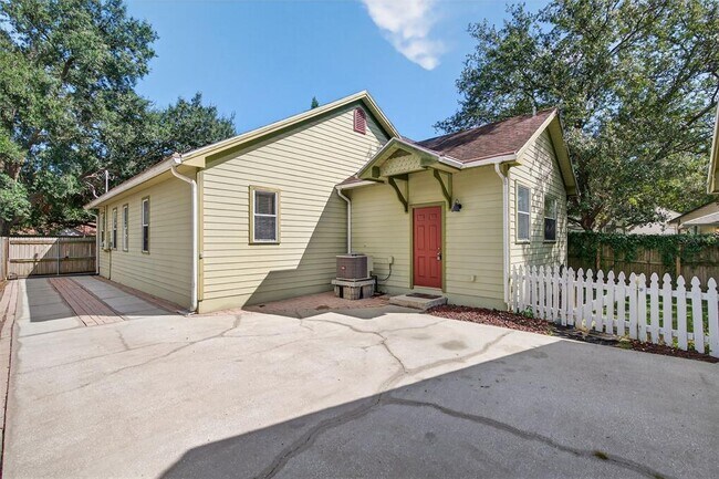 Building Photo - 6827 S Trask St