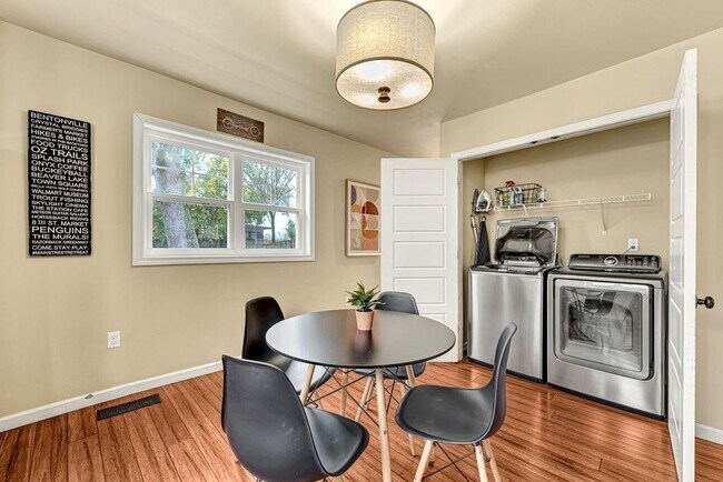 Building Photo - 983 N Main St