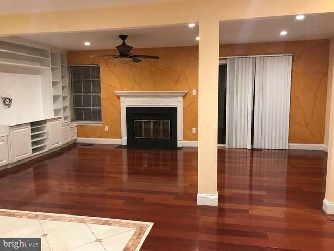 Building Photo - 10354 College Square