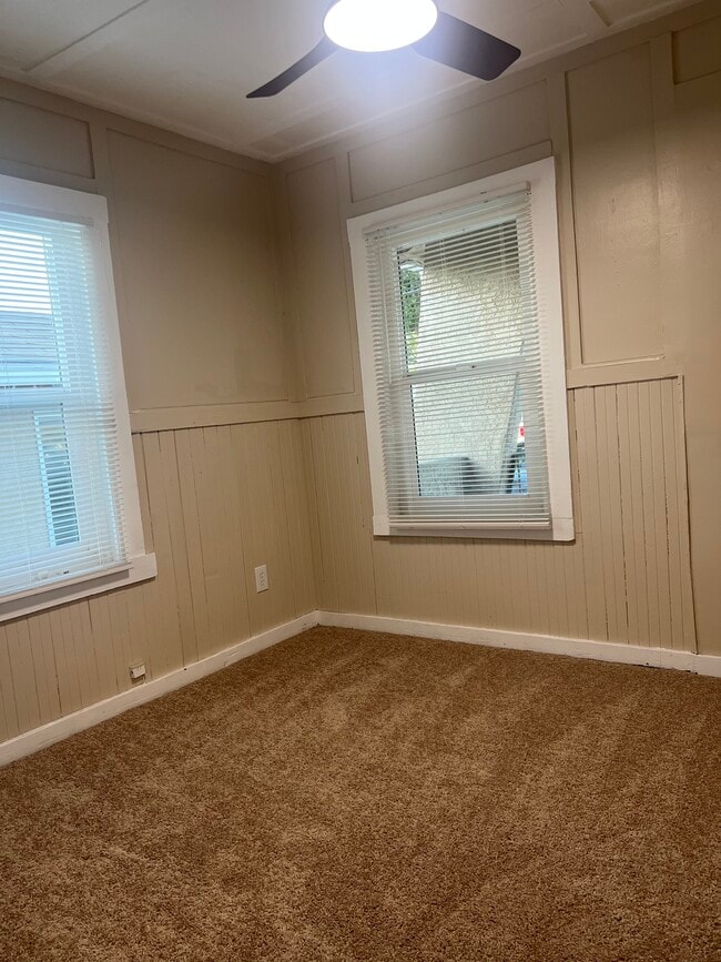 Building Photo - 606 W 4th Ave