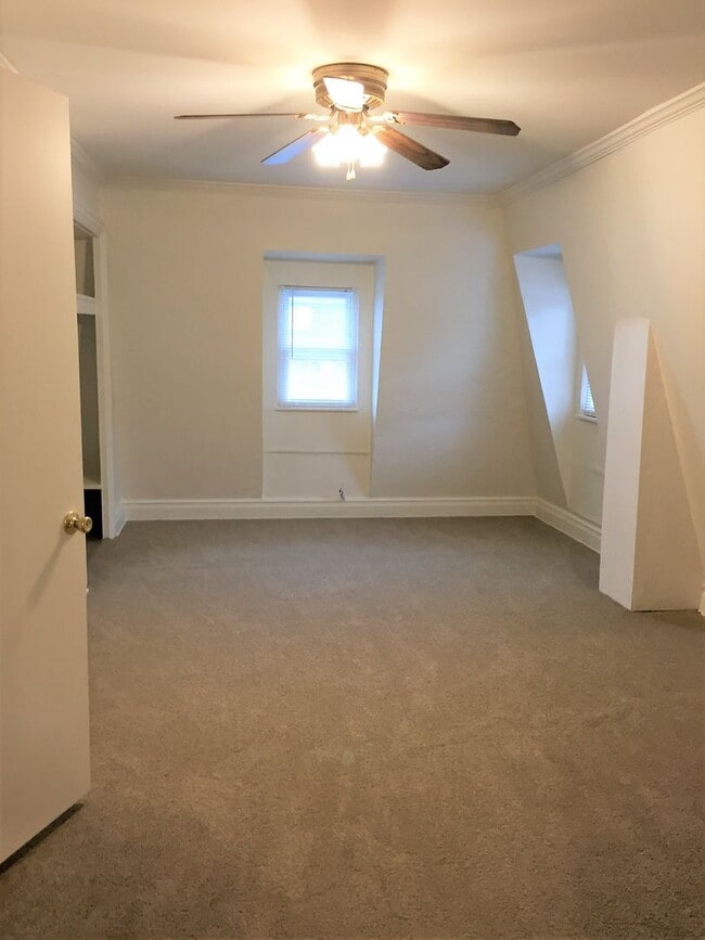 Building Photo - Mt. Washington house, 3 bedroom 2 1/2 bath house with great kitchen, yard, laundry June 1st