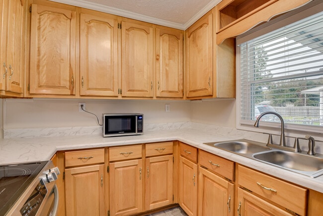 Building Photo - 103 Smallridge St