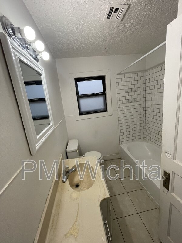 Building Photo - 420 S Kessler St